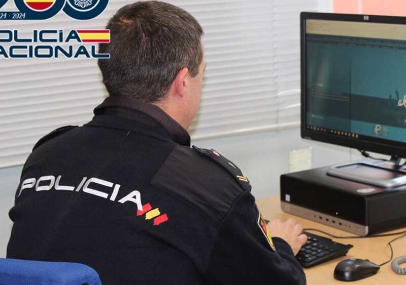 Imagen de un agente haciendo gestiones con un ordenador - Policía Nacional