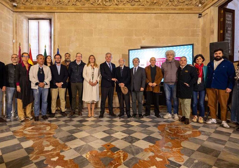 Foto de familia, con el acalde de Sevilla en el centro, tras la presentación del 'Premio de Pintura Ciudad de Sevilla', en un acto celebrado en la Casa Consistorial. - Ayuntamiento de Sevilla
