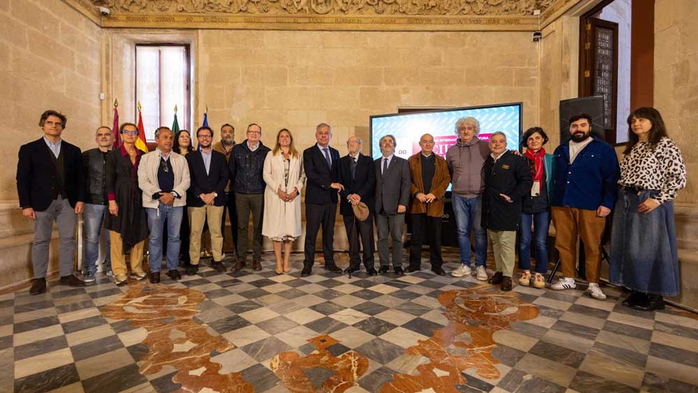 Foto de familia, con el acalde de Sevilla en el centro, tras la presentación del 'Premio de Pintura Ciudad de Sevilla', en un acto celebrado en la Casa Consistorial. - Ayuntamiento de Sevilla
