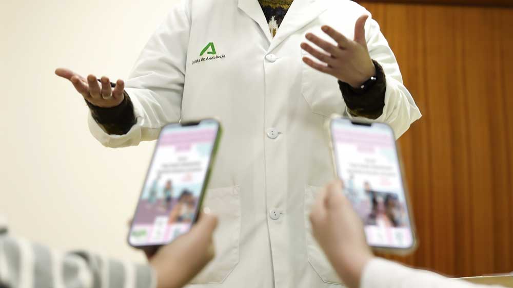 Profesional sanitaria explicando a jóvenes los peligros del consumo de pornografía a edades tempranas. - HUVM