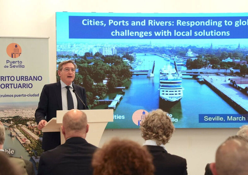 El presidente de la Autoridad Portuaria de Sevilla, Rafael Carmona, durante la inauguración del encuentro puerto–ciudad. - APS
