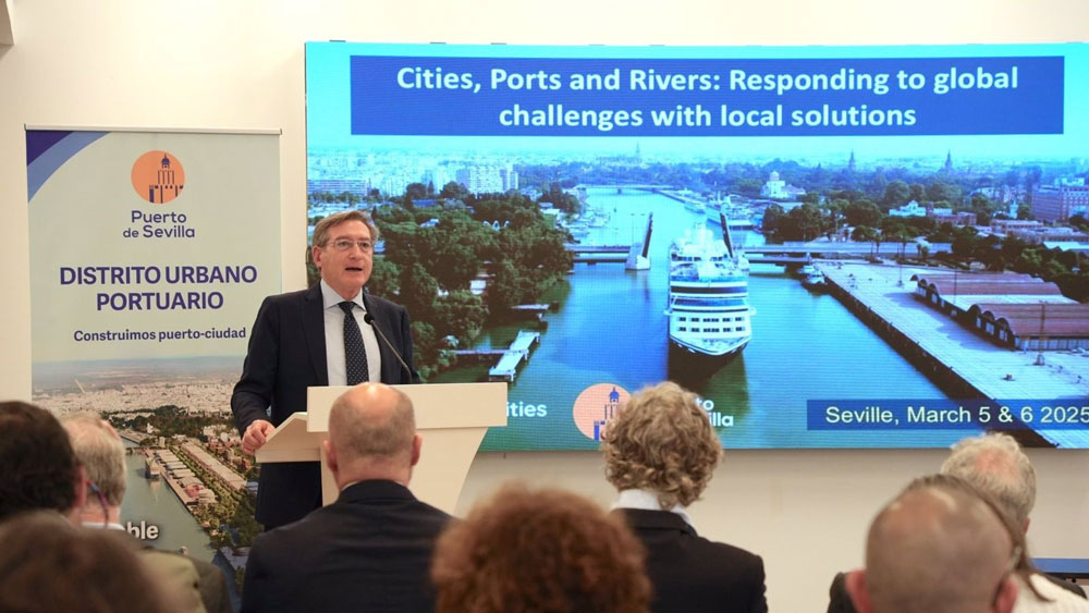 El presidente de la Autoridad Portuaria de Sevilla, Rafael Carmona, durante la inauguración del encuentro puerto–ciudad. - APS