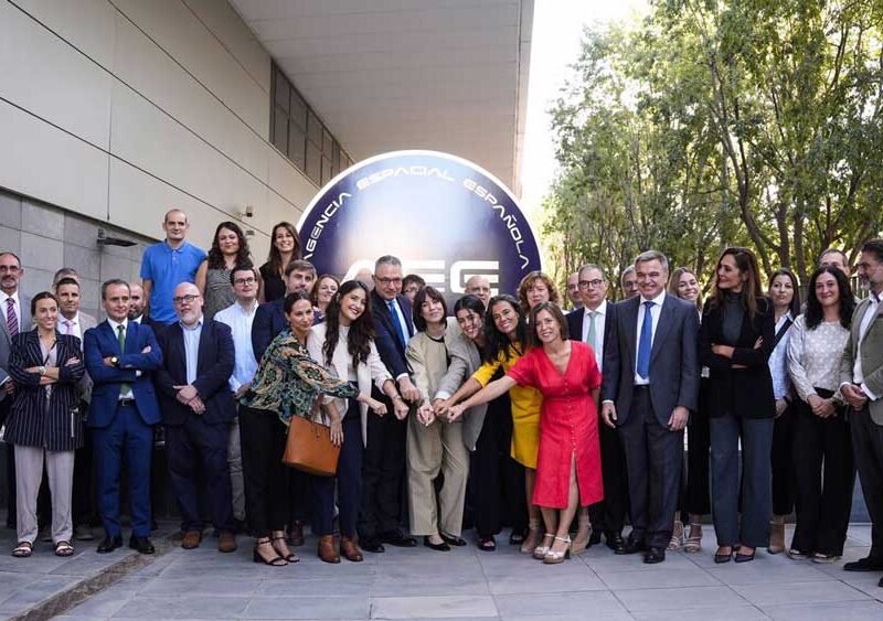 Presentación del logotipo de la Agencia Espacial Española en el edificio CREA de San Jerónimo junto con la plantilla de la entidad. - Joaquín Corchero / Europa Press