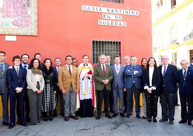 El alcalde, en el centro, tras la rotulación de una vía dedicada a María Santísima en su Soledad de San Lorenzo junto a la parroquia - Ayuntamiento de Sevilla