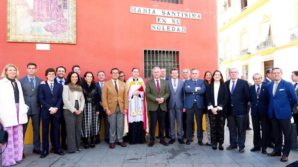 El alcalde, en el centro, tras la rotulación de una vía dedicada a María Santísima en su Soledad de San Lorenzo junto a la parroquia - Ayuntamiento de Sevilla