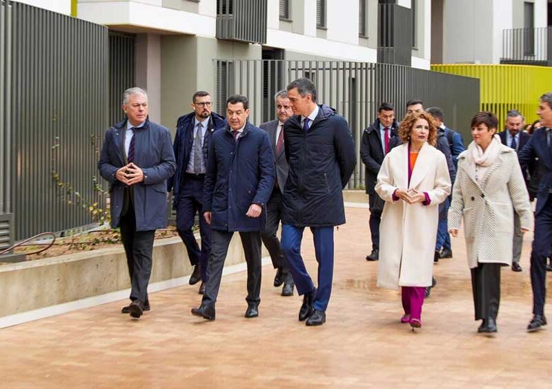 El alcalde de Sevilla, José Luis Sanz, el presidente de la Junta de Andalucía, Juanma Moreno, y el presidente del Gobierno, Pedro Sánchez, la vicepresidenta María Jesús Montero y la ministra Isabel Rodríguez, este lunes en Sevilla. - Francisco J. Olmo - Europa Press