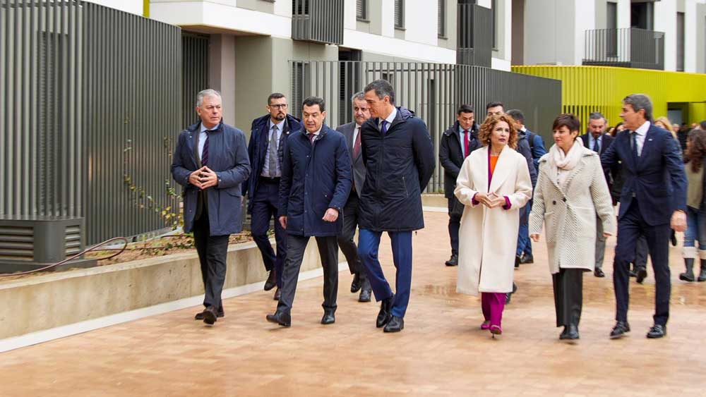 El alcalde de Sevilla, José Luis Sanz, el presidente de la Junta de Andalucía, Juanma Moreno, y el presidente del Gobierno, Pedro Sánchez, la vicepresidenta María Jesús Montero y la ministra Isabel Rodríguez, este lunes en Sevilla. - Francisco J. Olmo - Europa Press