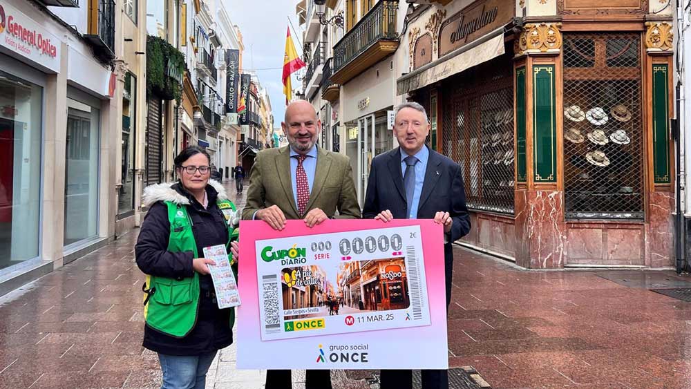 Manuel Alés, en el centro, junto al delegado territorial de la ONCE y una vendedora, con el cupón dedicado a la calle Sierpes. - ONCE