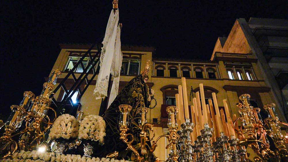 Hermandad de la Soledad de San Lorenzo a su llegada al comienzo de la Carrera Oficial, en la pasada Semana Santa. - Joaquin Corchero / Europa Press
