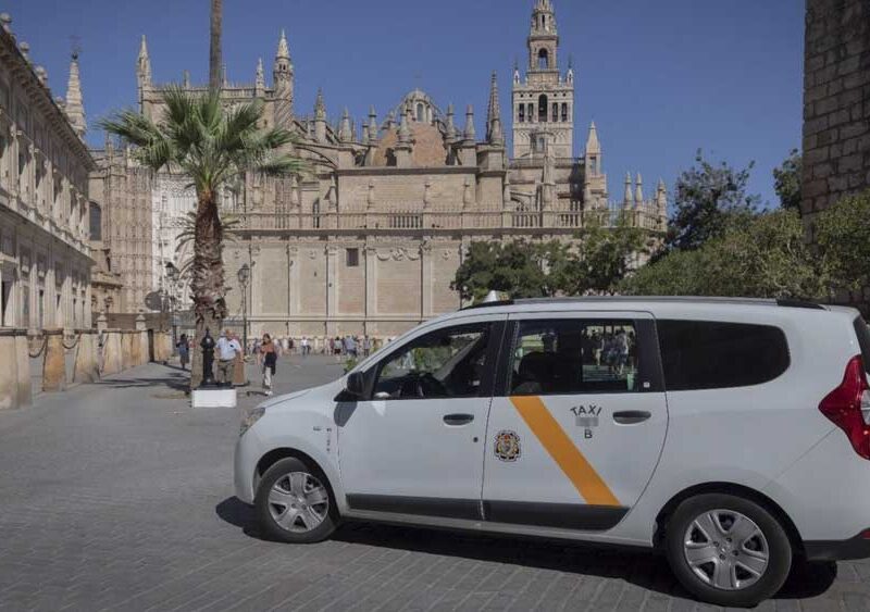 Un taxi adaptado para personas de movilidad reducida circulando cerca de la Catedral. - Plataforma Eurotaxi Sevilla