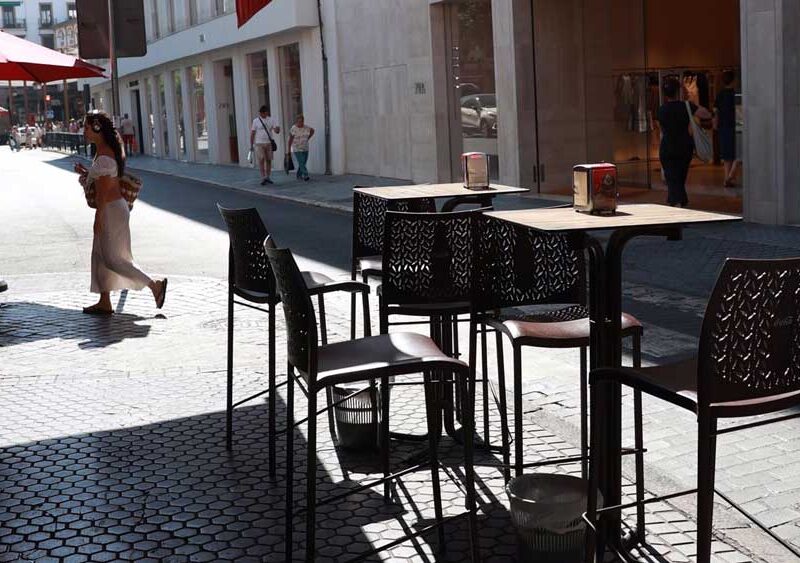 Veladores de un bar en la Plaza del Duque, en el centro de Sevilla. - Rocío Ruz / Europa Press