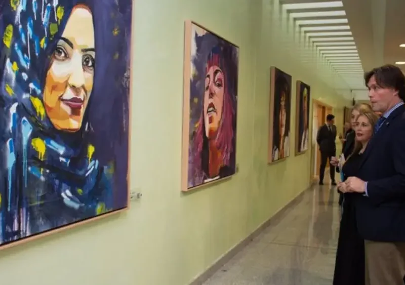 La exposición ‘Violeta’ se encuentra en el edificio del Rectorado ‘Rosario Valpuesta’ - UPO