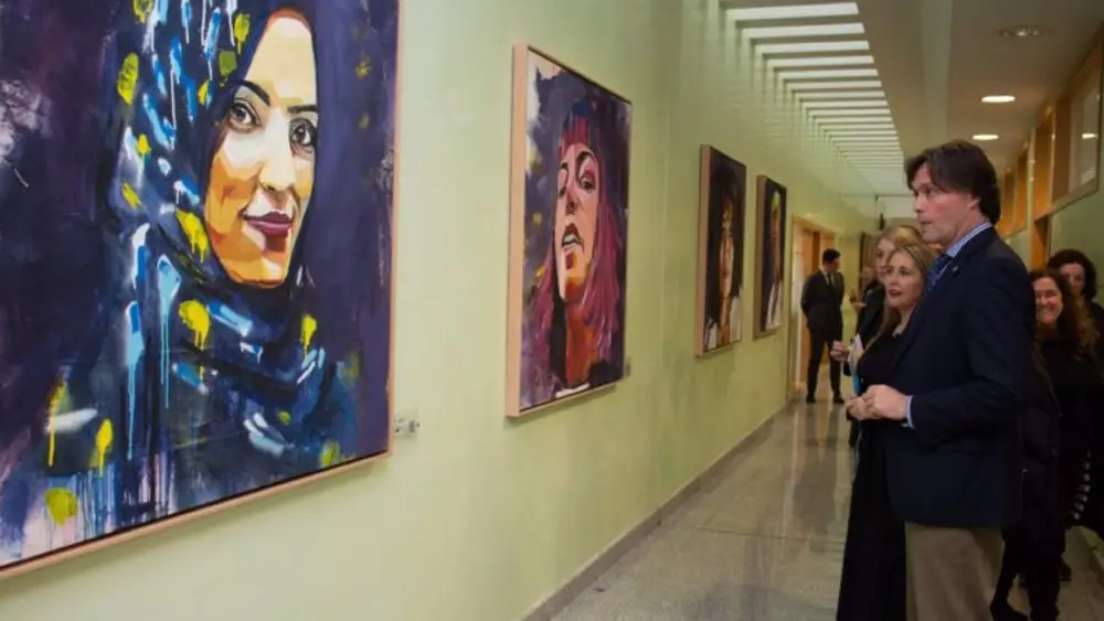 La exposición ‘Violeta’ se encuentra en el edificio del Rectorado ‘Rosario Valpuesta’ - UPO