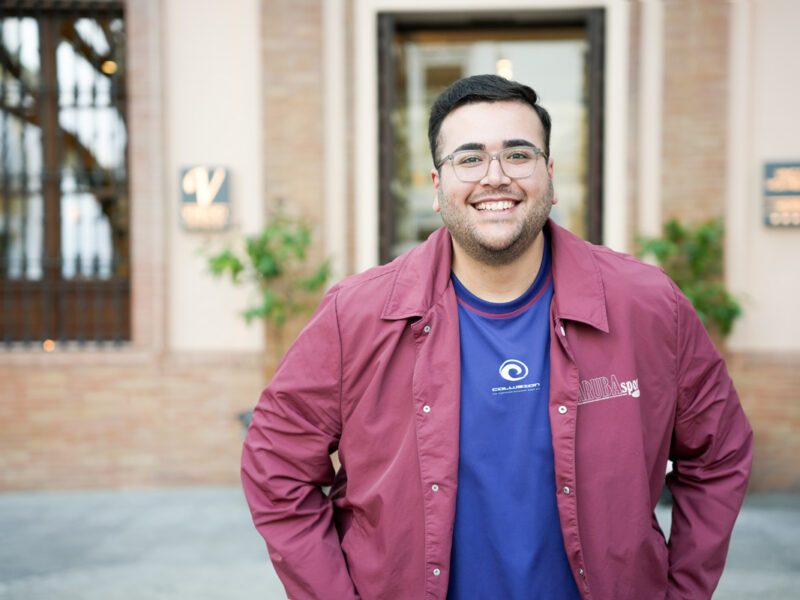 Pablo de la Cruz frente al Hotel Vincci Molviedro - Coral Gata
