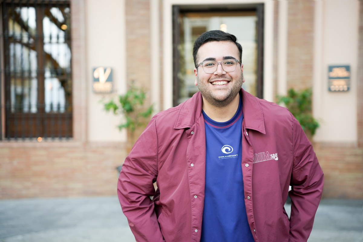 Pablo de la Cruz frente al Hotel Vincci Molviedro - Coral Gata