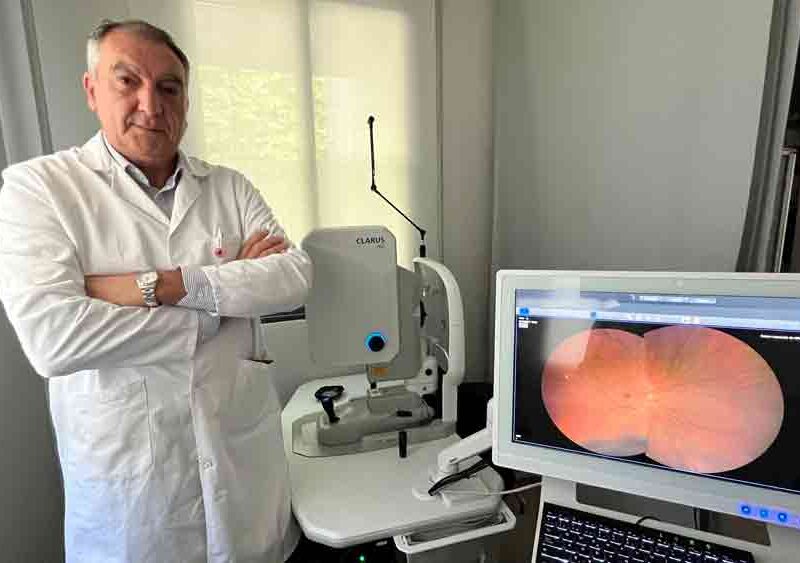 El doctor Martín Leal con el nuevo retinógrafo. - Quirón Salud Sagrado Corazón
