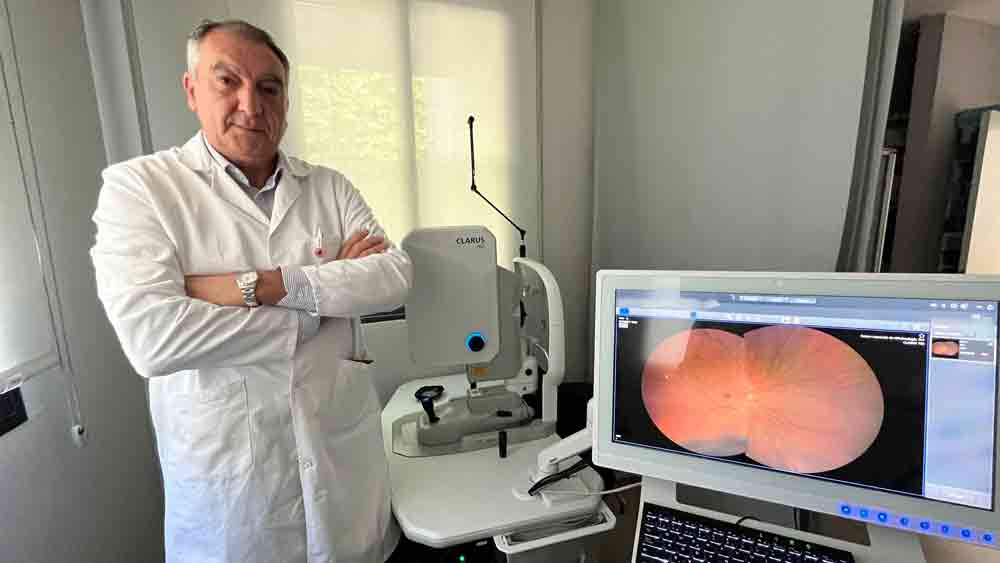 El doctor Martín Leal con el nuevo retinógrafo. - Quirón Salud Sagrado Corazón