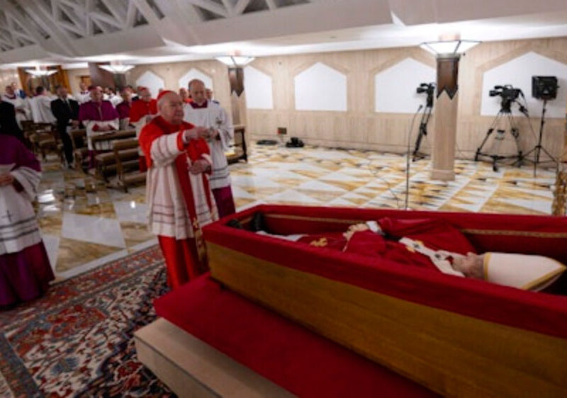 El Papa Francisco en su ataúd de madera.