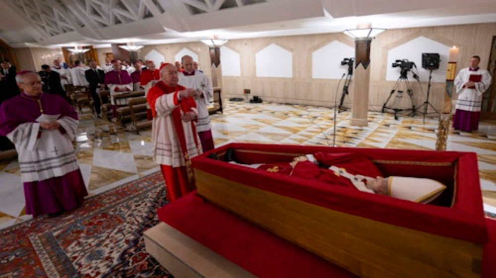 El Papa Francisco en su ataúd de madera.