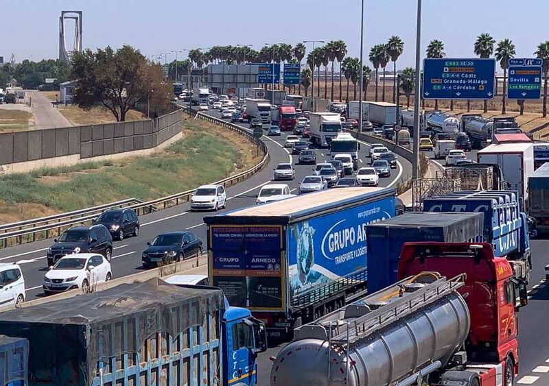 Imagenes de archivo de una retención en la SE-30 - Eduardo Briones / Europa Press