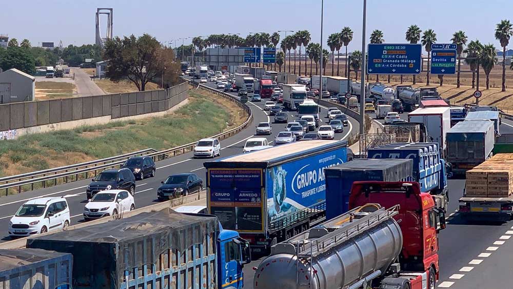 Imagenes de archivo de una retención en la SE-30 - Eduardo Briones / Europa Press