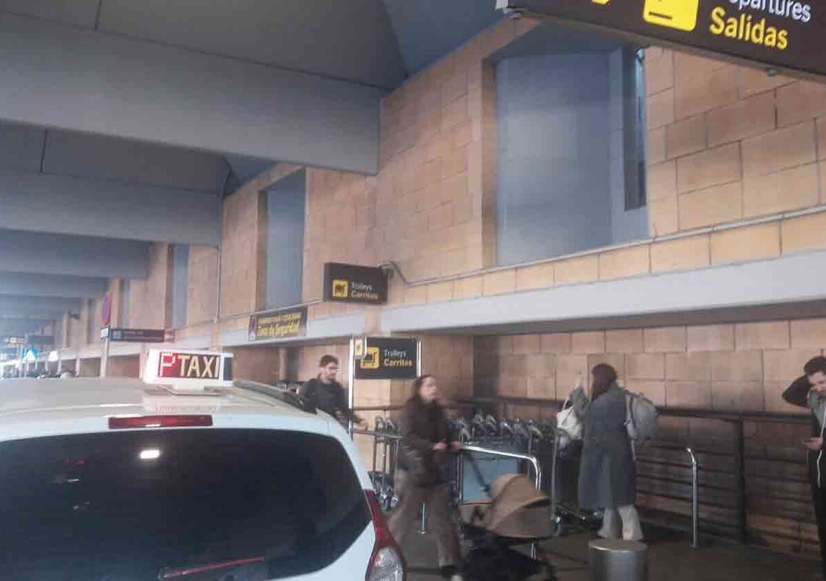 Parada de taxi del aeropuerto de Sevilla. - EUROPA PRESS -