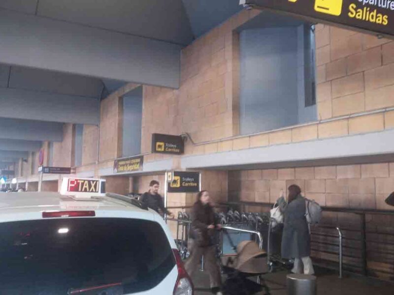 Parada de taxi del aeropuerto de Sevilla. - EUROPA PRESS -