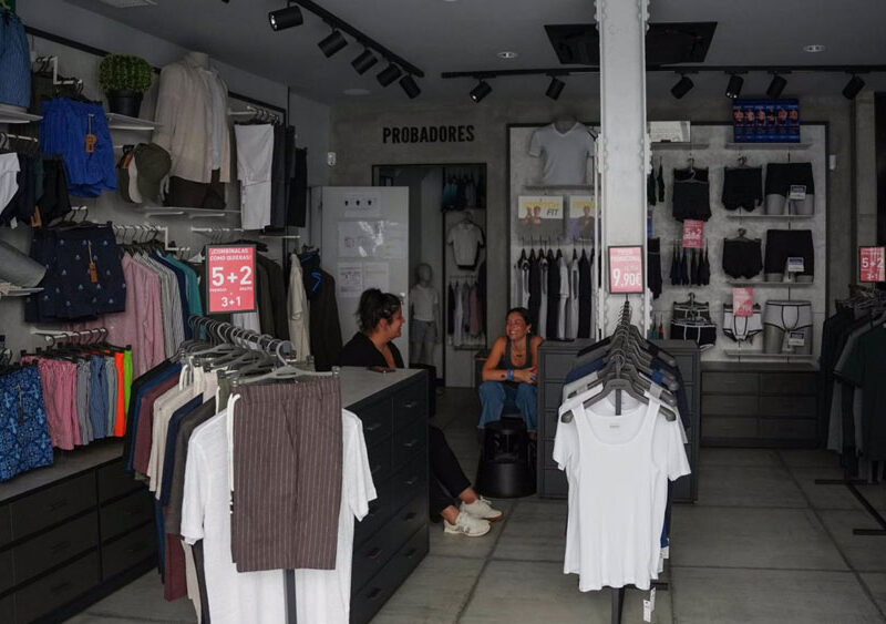 Dos dependientas en un establecimiento sin luz durante el apagón de red eléctrica. - MARÍA JOSÉ LÓPEZ / EUROPA PRESS