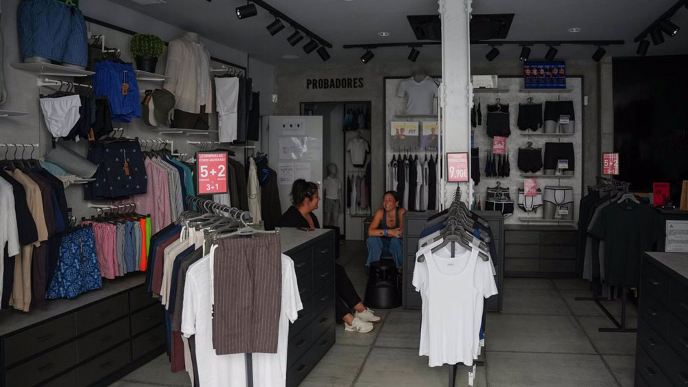 Dos dependientas en un establecimiento sin luz durante el apagón de red eléctrica. - MARÍA JOSÉ LÓPEZ / EUROPA PRESS