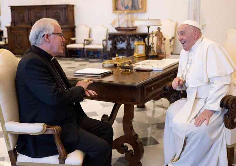 El arzobispo de Sevilla, José Ángel Saiz Meneses, con el papa Francisco. - Archidiócesis de Sevilla