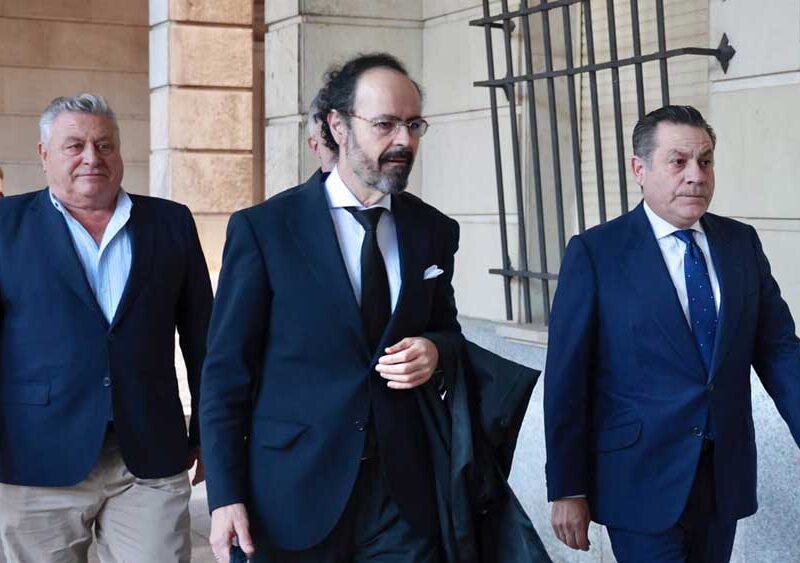Los hermanos López Magdaleno junto a su abogado, a su llegada a la Audiencia de Sevlla para la nueva sesión del juicio. - Rocío Ruz / Europa Press