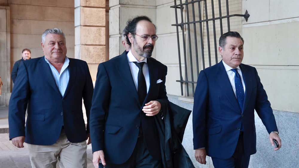 Los hermanos López Magdaleno junto a su abogado, a su llegada a la Audiencia de Sevlla para la nueva sesión del juicio. - Rocío Ruz / Europa Press