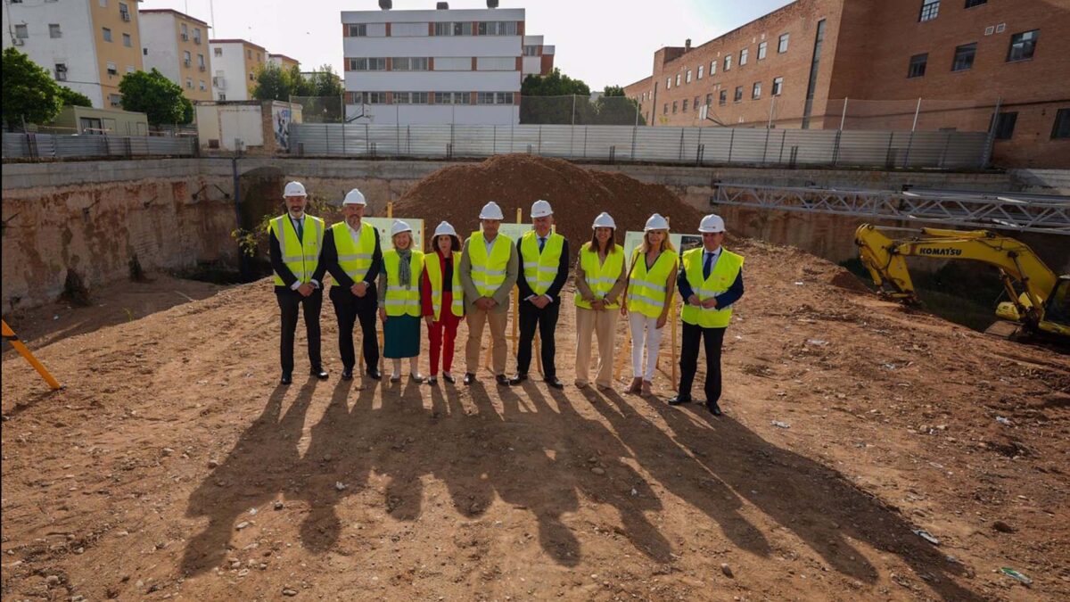 El alcalde visita los suelos del futuro nuevo centro deportivo.- Ayto. Sevilla