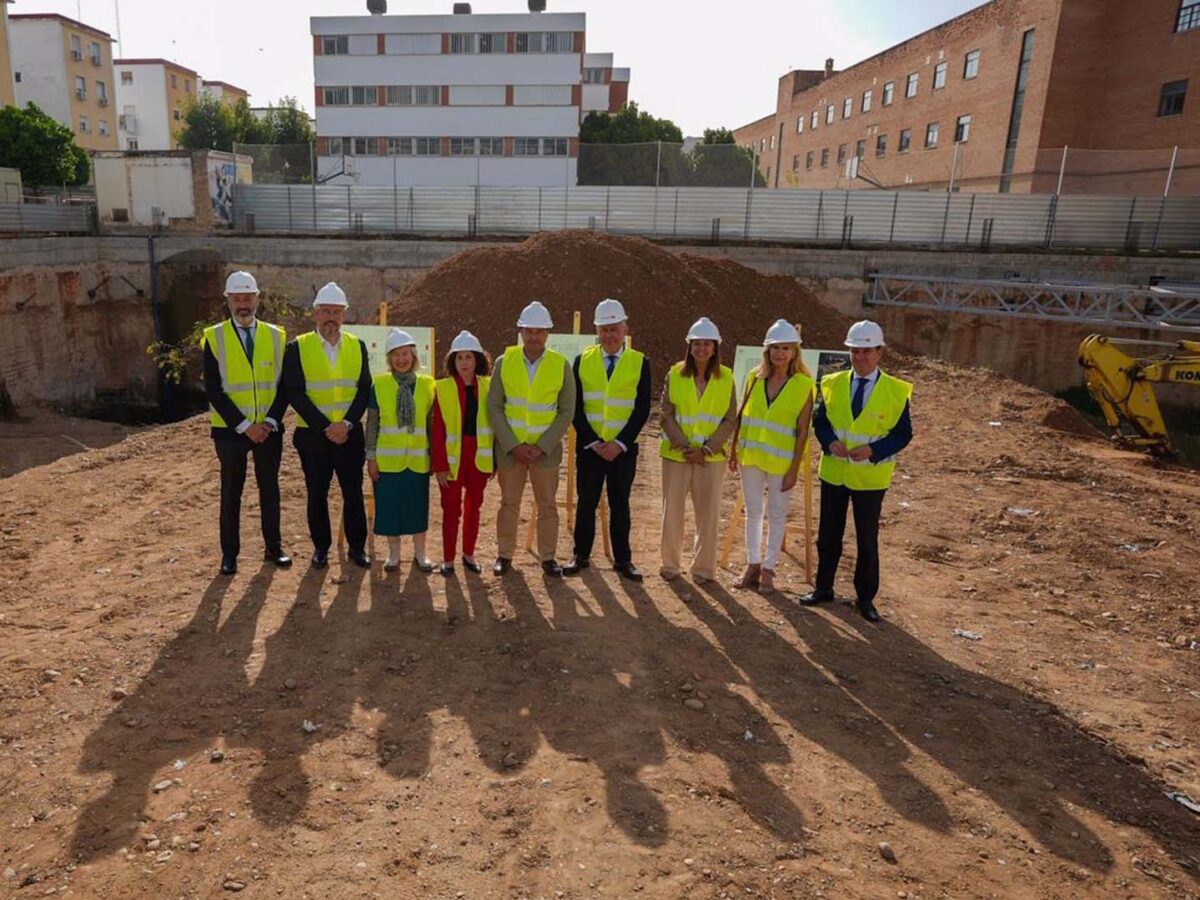 El alcalde visita los suelos del futuro nuevo centro deportivo.- Ayto. Sevilla