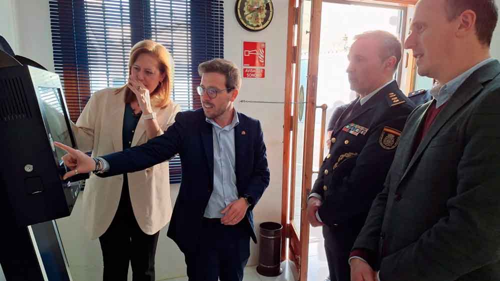 El nuevo Puesto de Actualización del DNI (PAD) Securizados en la jefatura de Policía Local de Osuna. - Policía Nacional