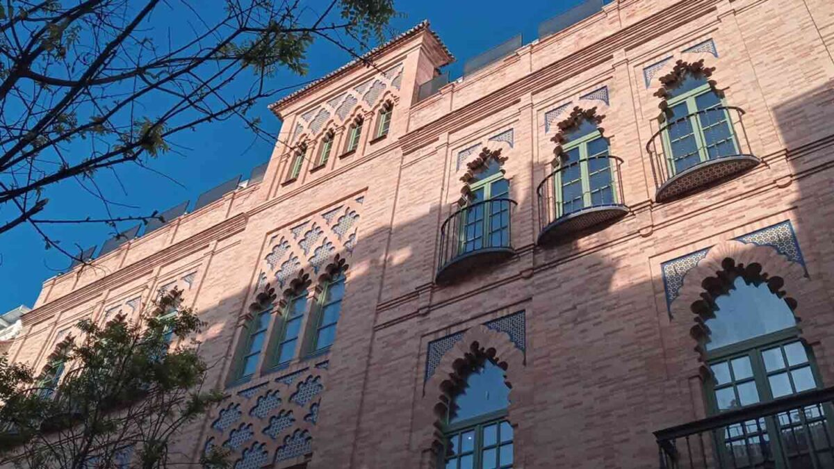 Imagen de la fachada del edificio número 22 de la calle Trajano y número 29 de la calle Amor de Dios, en el centro de Sevilla - EUROPA PRESS