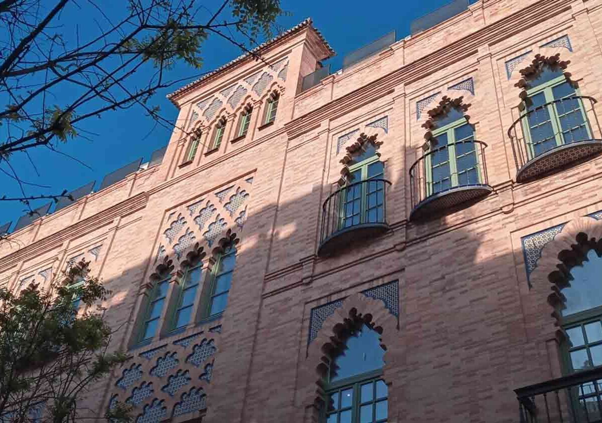 Imagen de la fachada del edificio número 22 de la calle Trajano y número 29 de la calle Amor de Dios, en el centro de Sevilla - EUROPA PRESS