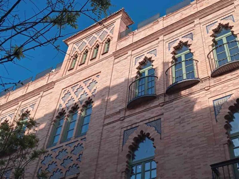 Imagen de la fachada del edificio número 22 de la calle Trajano y número 29 de la calle Amor de Dios, en el centro de Sevilla - EUROPA PRESS