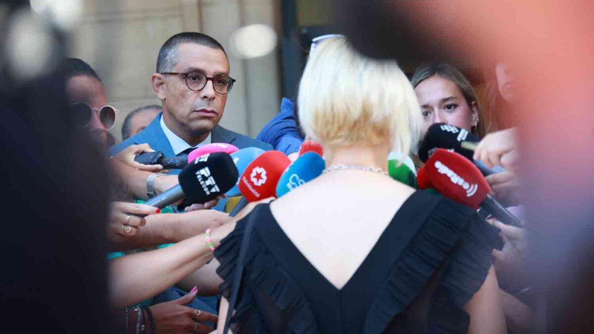 El abogado José Antonio Sires (i), y la mujer denunciante (d)atienden a los medios de comunicación - Rocío Ruz - Europa Press