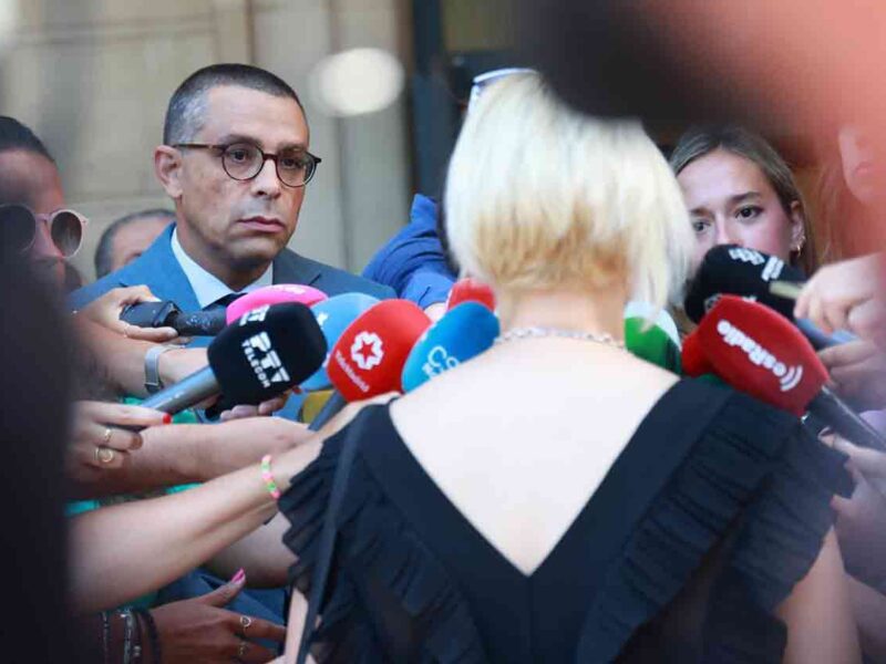 El abogado José Antonio Sires (i), y la mujer denunciante (d)atienden a los medios de comunicación - Rocío Ruz - Europa Press