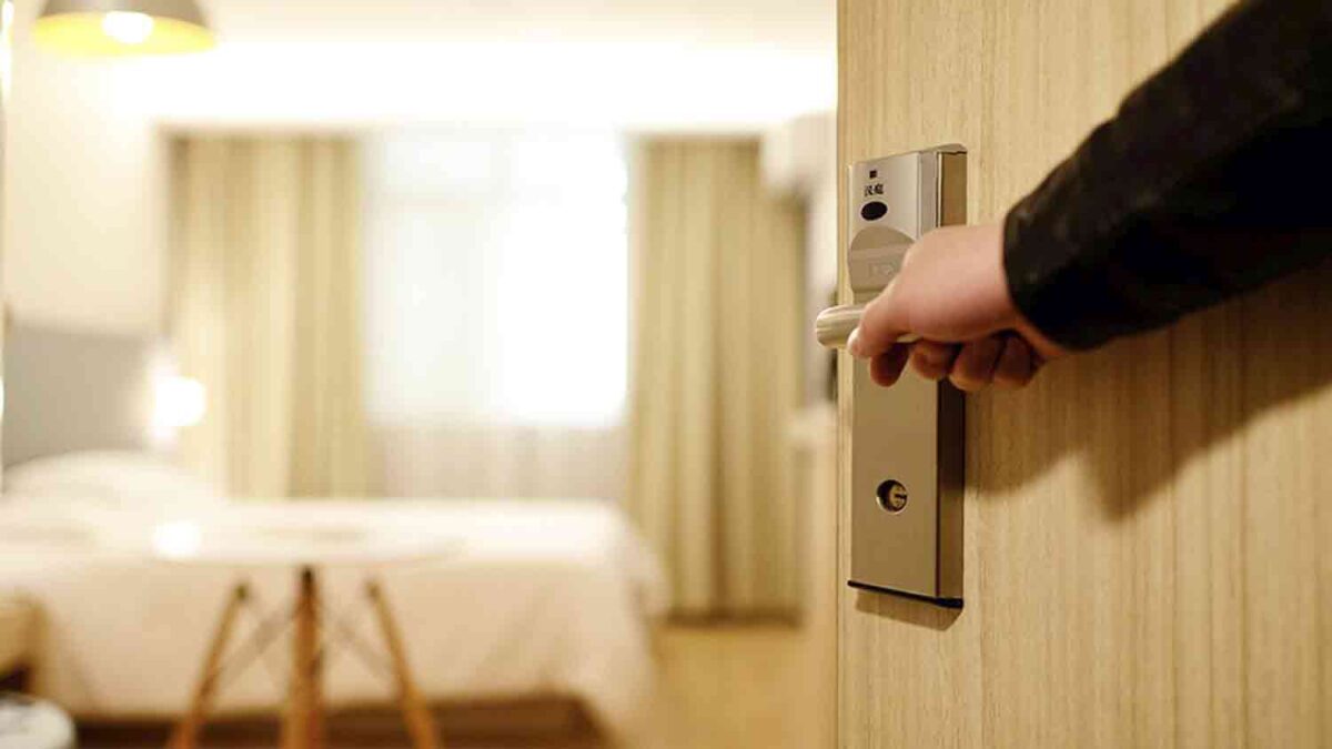 Persona abriendo la puerta de su habitación de hotel.- JUNTA DE ANDALUCÍA