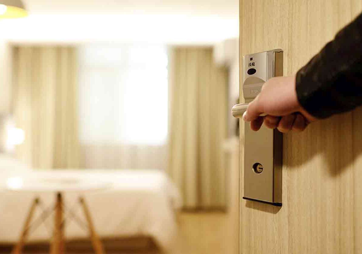 Persona abriendo la puerta de su habitación de hotel.- JUNTA DE ANDALUCÍA