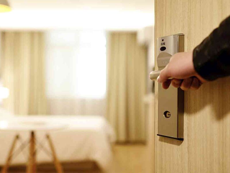 Persona abriendo la puerta de su habitación de hotel.- JUNTA DE ANDALUCÍA