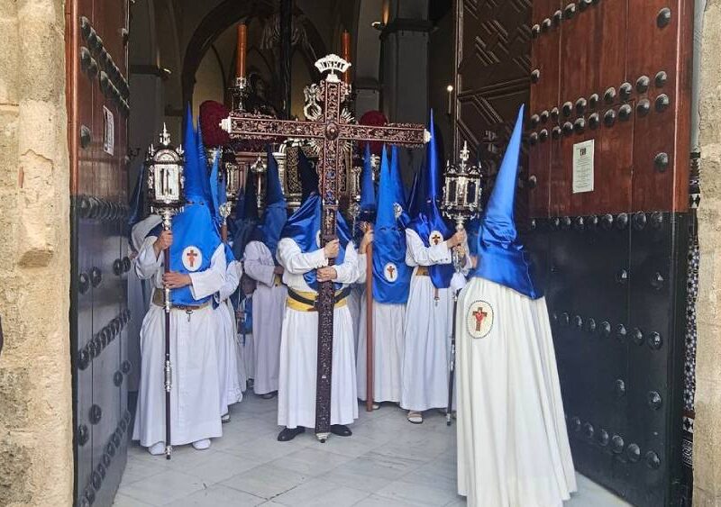 Salida de la Cruz de Guía de la Hiniesta