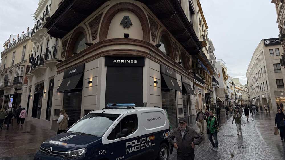 Imagen de la Policía Nacional ante la joyería objeto del robo. - María José López / Europa Press