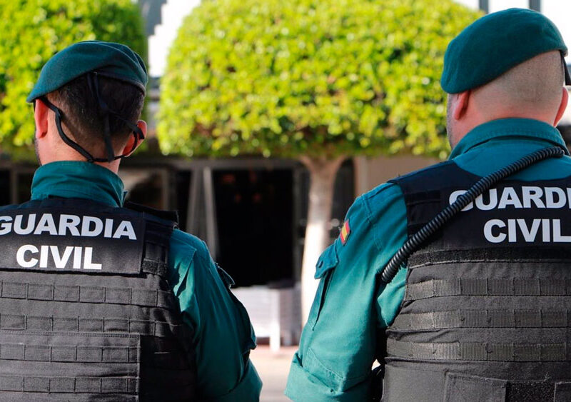 Patrulla de agentes de la Guardia Civil. - Guardia Civil