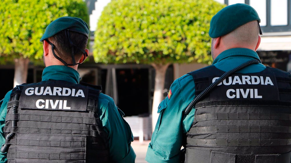 Patrulla de agentes de la Guardia Civil. - Guardia Civil