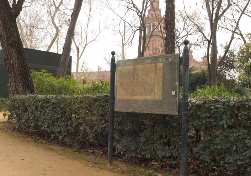 Señalética desgastada en el Parque María Luisa. - Ayuntamiento de Sevilla