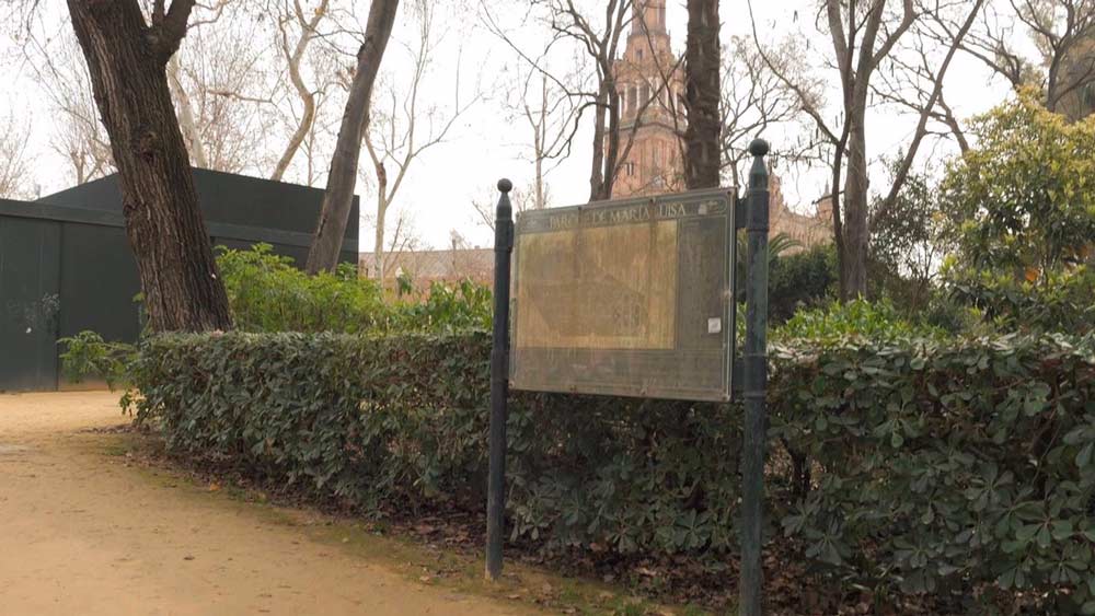 Señalética desgastada en el Parque María Luisa. - Ayuntamiento de Sevilla