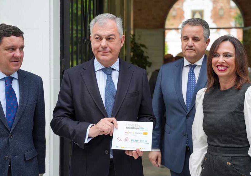 El alcalde de Sevilla, en el centro, junto al presidente de Emvisesa y delegado de Urbanismo y la consejera de Fomento en unas jornadas de vivienda social celebradas en el Hogar Virgen de los Reyes. - Ayuntamiento de Sevilla